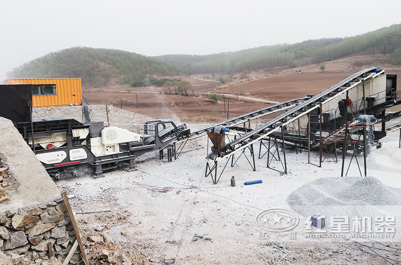 时产200-300吨青石移动磕石子机工作现场 时产200-300吨青石移动磕石子机工作现场