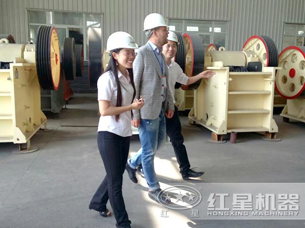 锑矿颚式破碎机客户参观车间 锑矿颚式破碎机客户参观车间