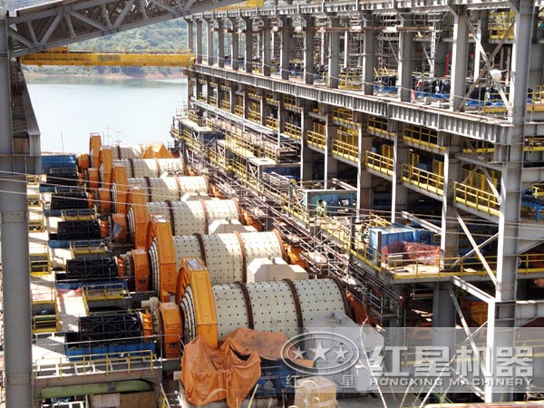 选钼矿工作现场:球磨机部分 选钼矿工作现场:球磨机部分