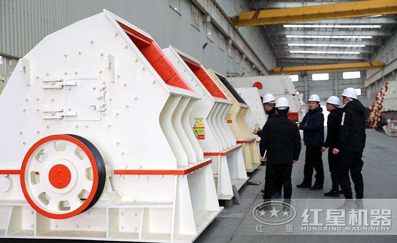 大型锤破机展示,客户参观现场 大型锤破机展示,客户参观现场