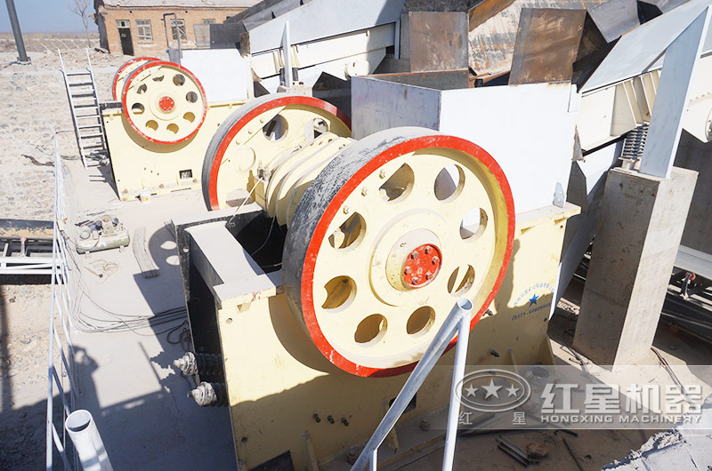 日产1000吨青石破碎生产线现场:颚破机进料 日产1000吨青石破碎生产线现场:颚破机进料