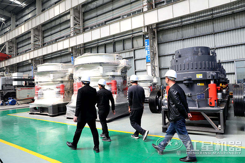 客户参观液压圆锥破碎机厂房 客户参观液压圆锥破碎机厂房