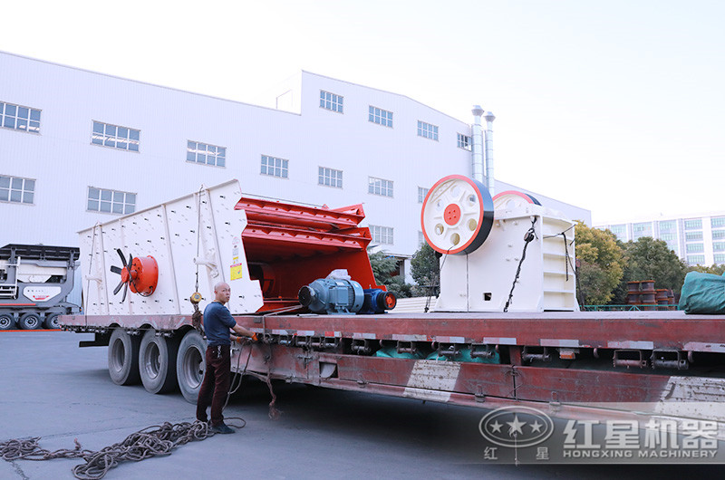 一套日产2000吨小型碎石机发货:颚破机+振动筛 一套日产2000吨小型碎石机发货:颚破机+振动筛