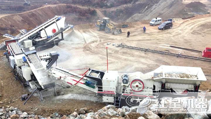 大中型履带移动破碎一体机工作现场