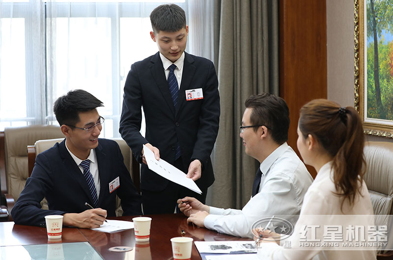 客户来厂选购沙石破碎机设备 客户来厂选购沙石破碎机设备