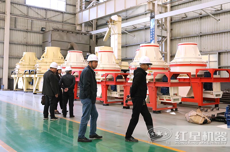 客户到厂考察小型磨砂机设备 客户到厂考察小型磨砂机设备