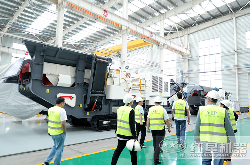 客户参观厂区移动破碎机 客户参观厂区移动破碎机