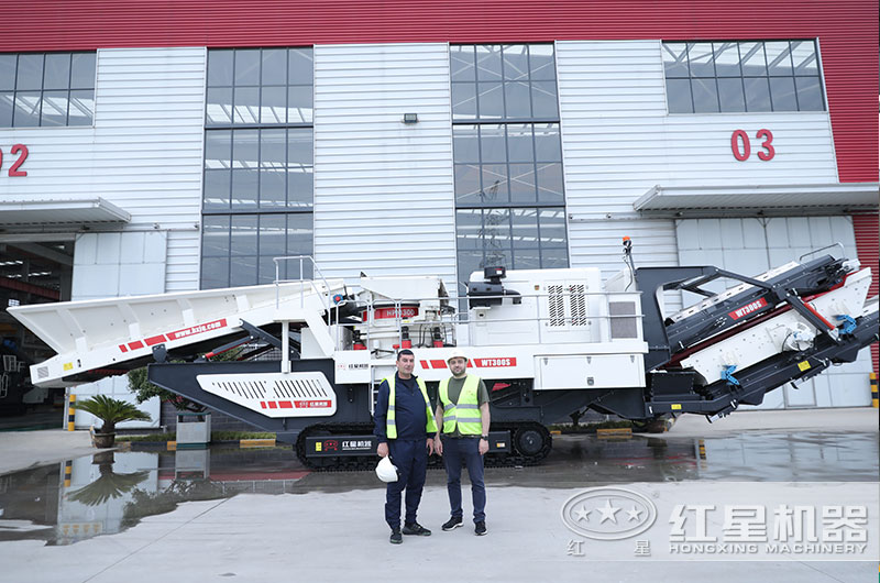 客户与定制的移动破碎机合影 客户与定制的移动破碎机合影