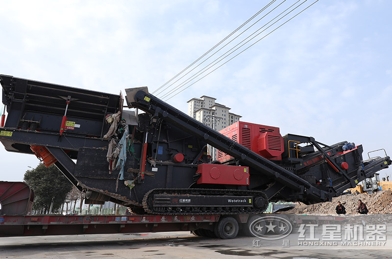 移动破碎站转场作业中 移动破碎站转场作业中
